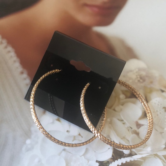 medium sized gold hoop textured earrings - Picture 2 of 4